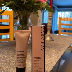 Timewise luminous wear liquid foundation.   Ivory 4.